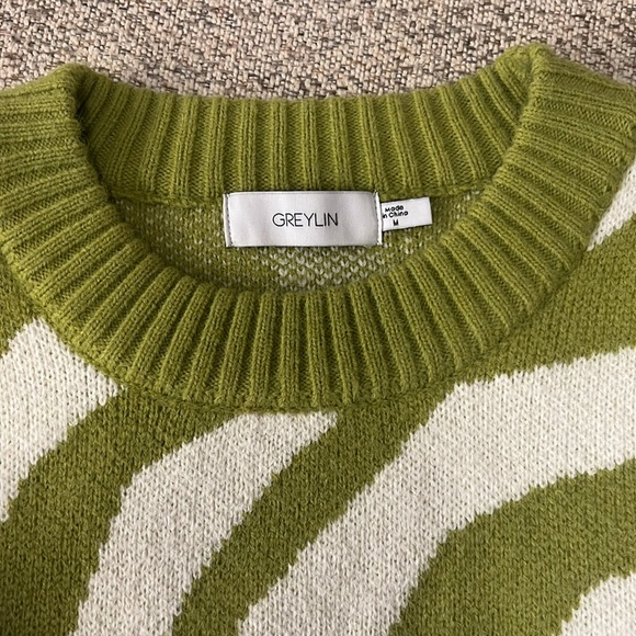 Fun unique sweater! - Picture 3 of 3